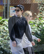PEOPLE - Kristen Stewart und Emma Roberts walken durch die Nachbarschaft