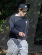 PEOPLE - Kristen Stewart und Emma Roberts walken durch die Nachbarschaft