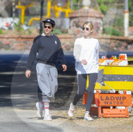 PEOPLE - Kristen Stewart und Emma Roberts walken durch die Nachbarschaft