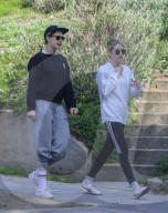 PEOPLE - Kristen Stewart und Emma Roberts walken durch die Nachbarschaft
