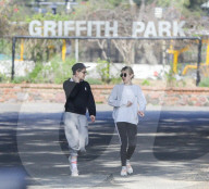 PEOPLE - Kristen Stewart und Emma Roberts walken durch die Nachbarschaft