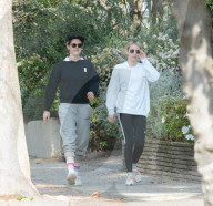 PEOPLE - Kristen Stewart und Emma Roberts walken durch die Nachbarschaft