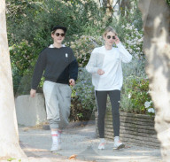 PEOPLE - Kristen Stewart und Emma Roberts walken durch die Nachbarschaft