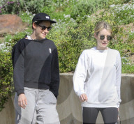 PEOPLE - Kristen Stewart und Emma Roberts walken durch die Nachbarschaft