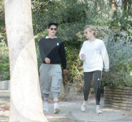 PEOPLE - Kristen Stewart und Emma Roberts walken durch die Nachbarschaft