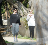PEOPLE - Kristen Stewart und Emma Roberts walken durch die Nachbarschaft