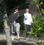 PEOPLE - Kristen Stewart und Emma Roberts walken durch die Nachbarschaft