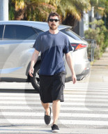 PEOPLE - Christian Bale spaziert durch Malibu Beach