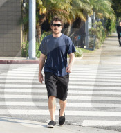 PEOPLE - Christian Bale spaziert durch Malibu Beach