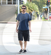 PEOPLE - Christian Bale spaziert durch Malibu Beach