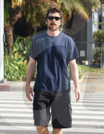 PEOPLE - Christian Bale spaziert durch Malibu Beach