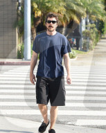 PEOPLE - Christian Bale spaziert durch Malibu Beach