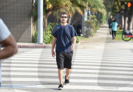 PEOPLE - Christian Bale spaziert durch Malibu Beach