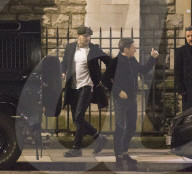 PEOPLE - David Beckham geht mit Freunden in London essen