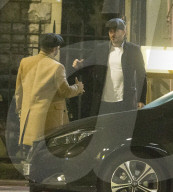 PEOPLE - David Beckham geht mit Freunden in London essen