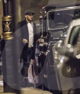 PEOPLE - David Beckham geht mit Freunden in London essen