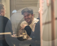 PEOPLE - David Beckham geht mit Freunden in London essen