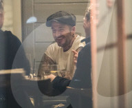 PEOPLE - David Beckham geht mit Freunden in London essen