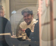 PEOPLE - David Beckham geht mit Freunden in London essen