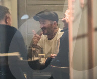 PEOPLE - David Beckham geht mit Freunden in London essen