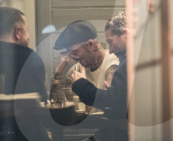 PEOPLE - David Beckham geht mit Freunden in London essen