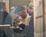 PEOPLE - David Beckham geht mit Freunden in London essen