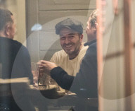 PEOPLE - David Beckham geht mit Freunden in London essen