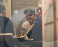 PEOPLE - David Beckham geht mit Freunden in London essen