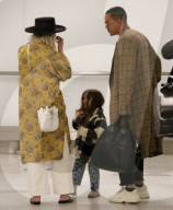 EXKLUSIV - Ashlee Simpson landet mit Sack und Pack in Los Angeles