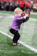 PEOPLE - Conor McGregor besucht mit dem Nachwuchs das Super Bowl Spiel