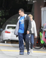 PEOPLE - Adam Sandler kauft Spielzeug mit den Kids