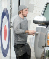 EXKLUSIV - Pure Männlichkeit: Dax Shepard putzt sein Quad mit Hochdruck