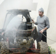 EXKLUSIV - Pure Männlichkeit: Dax Shepard putzt sein Quad mit Hochdruck