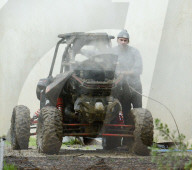 EXKLUSIV - Pure Männlichkeit: Dax Shepard putzt sein Quad mit Hochdruck