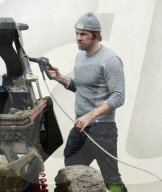 EXKLUSIV - Pure Männlichkeit: Dax Shepard putzt sein Quad mit Hochdruck