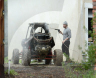 EXKLUSIV - Pure Männlichkeit: Dax Shepard putzt sein Quad mit Hochdruck
