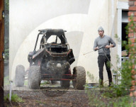 EXKLUSIV - Pure Männlichkeit: Dax Shepard putzt sein Quad mit Hochdruck