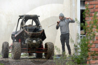 EXKLUSIV - Pure Männlichkeit: Dax Shepard putzt sein Quad mit Hochdruck