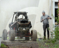 EXKLUSIV - Pure Männlichkeit: Dax Shepard putzt sein Quad mit Hochdruck