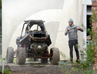 EXKLUSIV - Pure Männlichkeit: Dax Shepard putzt sein Quad mit Hochdruck