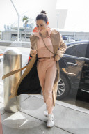 PEOPLE - Pretty in Pink: Jenna Dewan verreist im Casual-Style