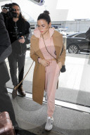 PEOPLE - Pretty in Pink: Jenna Dewan verreist im Casual-Style