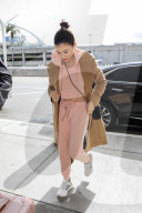 PEOPLE - Pretty in Pink: Jenna Dewan verreist im Casual-Style