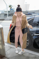 PEOPLE - Pretty in Pink: Jenna Dewan verreist im Casual-Style