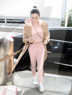 PEOPLE - Pretty in Pink: Jenna Dewan verreist im Casual-Style
