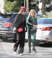 PEOPLE - Laeticia Hallyday bummelt mit ihrer Mutter in Los Angeles