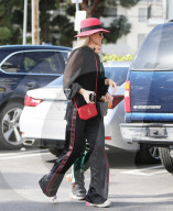 PEOPLE - Laeticia Hallyday bummelt mit ihrer Mutter in Los Angeles