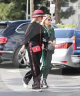 PEOPLE - Laeticia Hallyday bummelt mit ihrer Mutter in Los Angeles