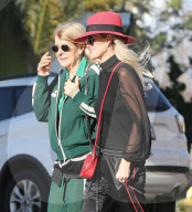PEOPLE - Laeticia Hallyday bummelt mit ihrer Mutter in Los Angeles