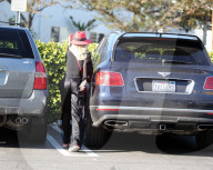 PEOPLE - Laeticia Hallyday bummelt mit ihrer Mutter in Los Angeles